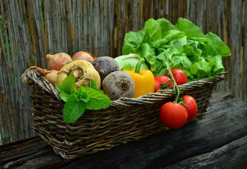 Warto jeść sezonowe owoce i warzywa, rosnące w naszym...
