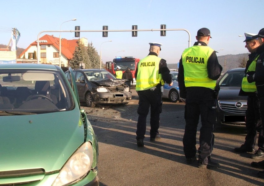 Wypadek pod Kielcami. Dwie osoby ranne. Kierowca przejeżdżał na czerwonym świetle (WIDEO, ZDJĘCIA)