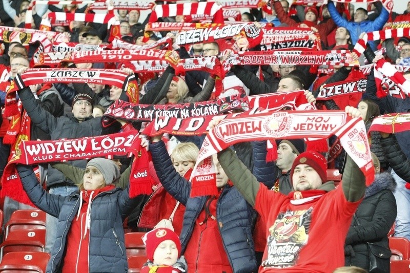 Piłkarscy kibice na stadionach.  Fani Widzewa z najlepszą frekwencją w Polsce