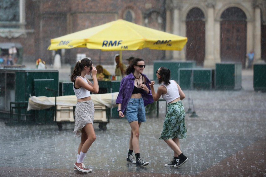 Kraków. Wielkie oberwanie chmury. Deszcz, grad i porywisty wiatr [ZDJĘCIA]