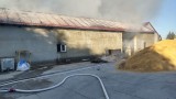 W Charbinowicach pożar w zakładzie produkcji pelletu. Strażacy w akcji