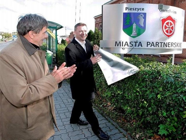 Burmistrzowie: Tadeusz Pogoda i Peter Burger odsłonili tablicę przed UM w Świeciu