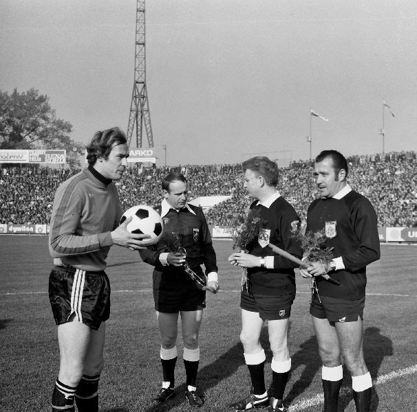 Archiwalne zdjęcia stadionu, piłkarzy, działaczy i kibiców...