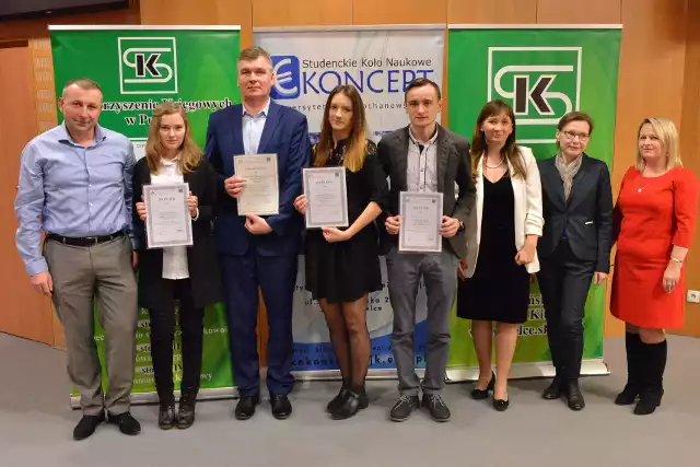 Organizatorzy, sponsorzy i laureaci VII edycji Świętokrzyskiego Konkursu Wiedzy z Rachunkowości dla studentów.  Od lewej: Robert Dąbek, Agnieszka Zarychta - pierwsze miejsce, Zbigniew Radek, Anna Ostrowska - drugie miejsce, Jarosław Utnik - trzecie miejsce, Agnieszka Wujek, Małgorzata Garstka i Ewa Mirosławska podczas rozdania dyplomów i nagród.   =