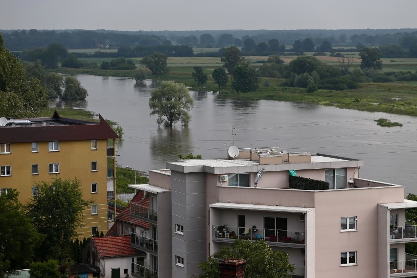 Gwałtownym burzom towarzą nawalne opady deszczu, czyli...