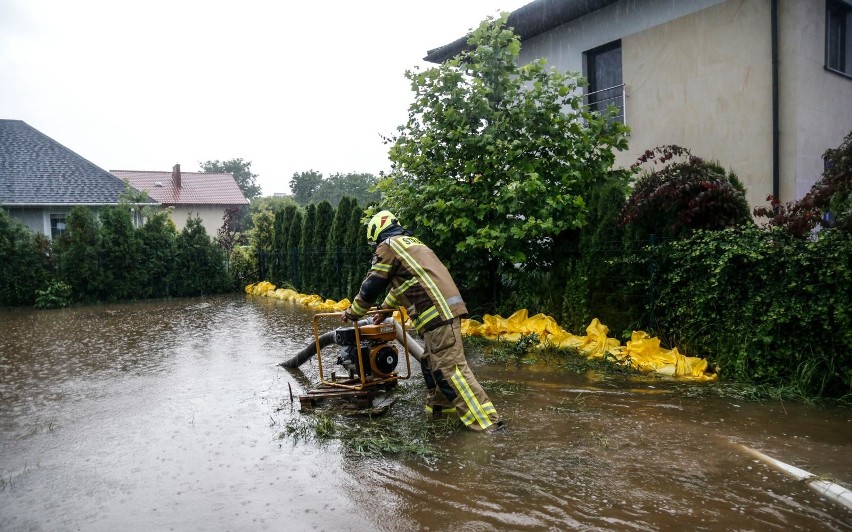 Gwałtownym burzom towarzą nawalne opady deszczu, czyli...