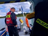 Wiatr, fale i pęknięte wiosło. Policjanci i strażacy ratowali wędkarzy "uwięzionych" na jeziorze Wigry