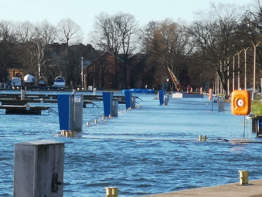 Sztorm spowodował, że ulice przy kanale portowym w Świnoujściu są zalane. Morze zabrało plażę [ZDJĘCIA]