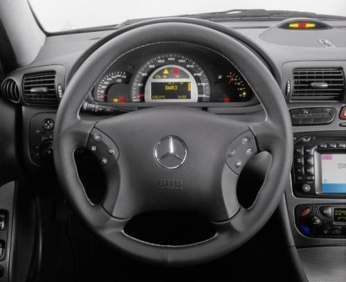 Fot. Mercedes-Benz: Nowoczesna tablica przyrządów modelu...
