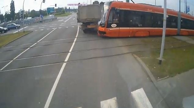 Kolizja tramwaju z ciężarówką przy SCC w Katowicach