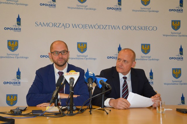 Wicemarszałek Zbigniew Kubalańca (od lewej) i Grzegorz Obara podczas konferencji w urzędzie marszałkowskim.