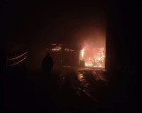 Pożar stodoły w Chocimowie w wigilijną noc. W środku samochód i traktor. Strażacy w akcji
