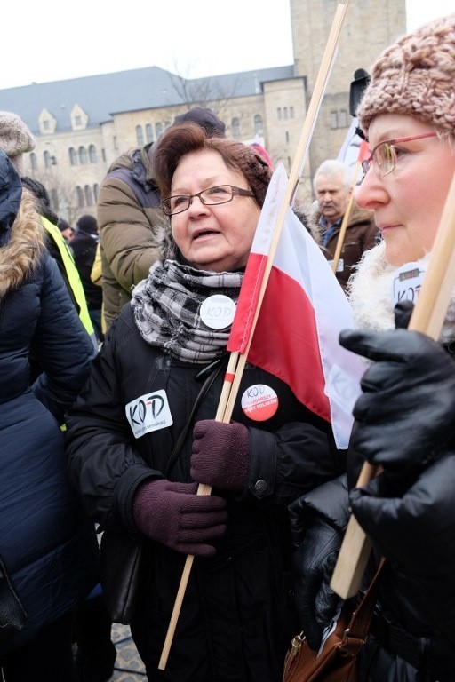 Komitet Obrony Demokracji po raz kolejny demonstrował w...