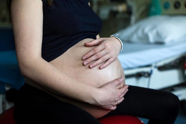 Nie ma też zwiększonego ryzyka stosowania szczepień przeciw COVID-19 u kobiet w ciąży w stosunku do pozostałej populacji osób w wieku prokreacyjnym, jak również nie ma danych o szkodliwym działaniu szczepionki na rozwój płodu od momentu zapłodnienia - informuje Polskie Towarzystwo Ginekologów i Położników.