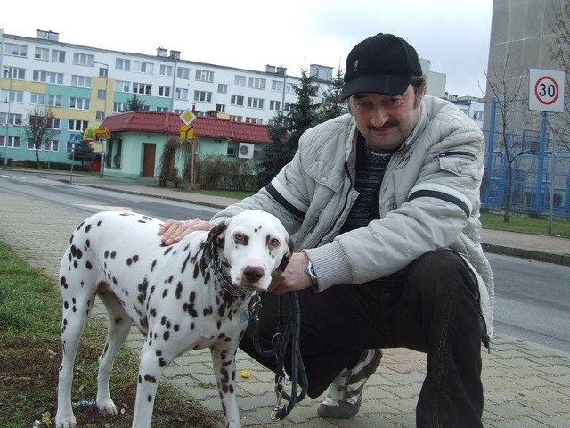 Polkowiczanin Janusz Piastowicz jest zadowolony, że jego suczka Sisi ma wszczepiony numer