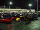 Nocny zlot miłośników samochodów na parkingu Tesco przy ul. Pojezierskiej ZDJĘCIA 