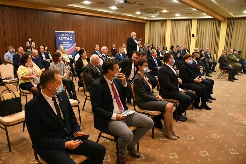 Beata Szydło w Kielcach. Była premier na konferencji prasowej mówiła na temat szans i zagrożeń [ZAPIS TRANSISJI]