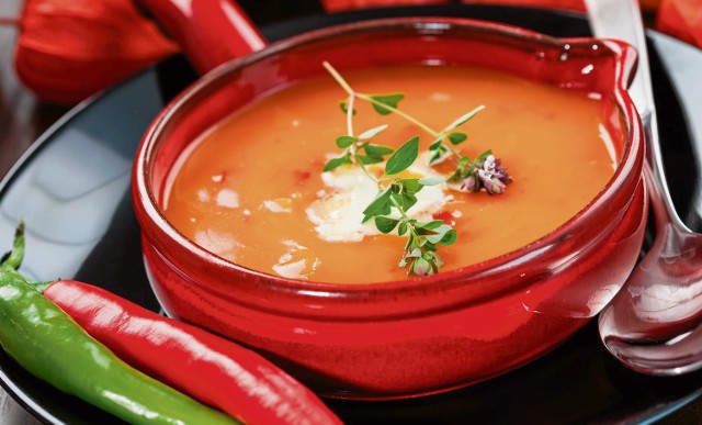 Zimową zupę warto przyprawić na ostro, będzie nie tylko odżywcza, ale i rozgrzewająca