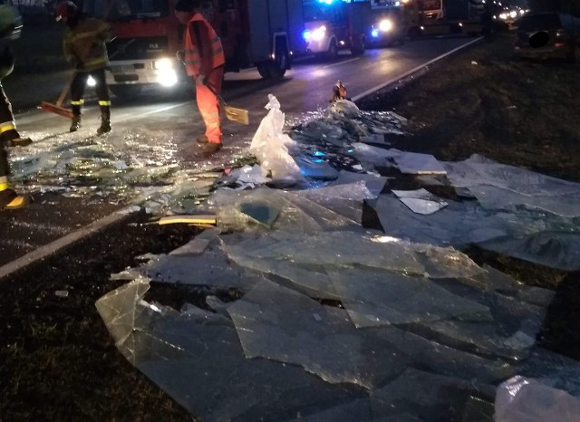 Wypadek na drodze krajowej 21 w Objezierzu 1.12.2020. Szkło przewożone przez dostawczaka rozbiło się na drodze