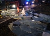 Wypadek na drodze krajowej 21 w Objezierzu 1.12.2020. Szkło przewożone przez dostawczaka rozbiło się na drodze. Trasa była zablokowana