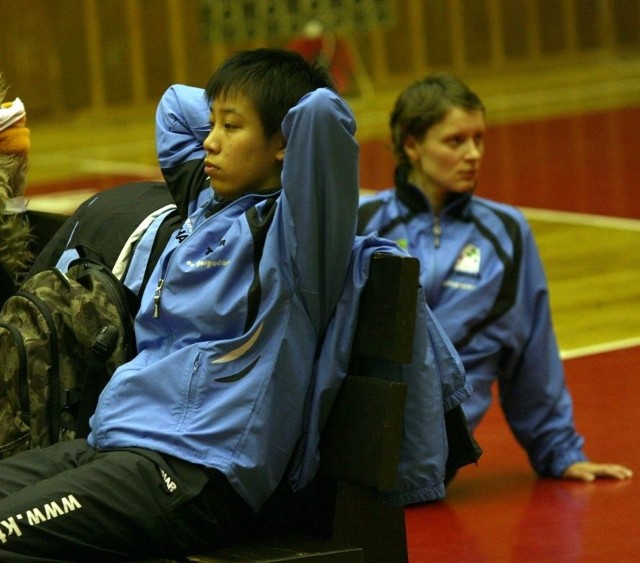 Z przygodami rozpoczęła się podróż tenisistek stołowych Forbetu-OWG Tarnobrzeg do Władywostoku. Z lewej Gu Wenjing, z tyłu Kinga Stefańska.