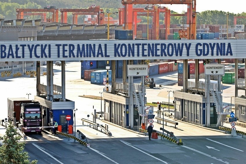 Bałtycki Terminal Kontenerowy w Gdyni odbiera największy w historii przeładunek sprzętu dla wojsk USA stacjonujących w Polsce
