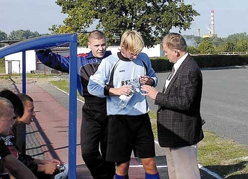 Ostatnie uwagi trenera Adama Popławskiego dla wychodzącego na boisko Pawła Wielgolińskiego