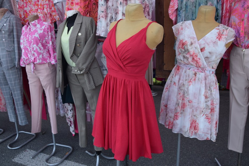 Kolorowe sukienki, modne żakiety. Tanie letnie ubrania na targowisku przy Dworaka w Rzeszowie. Ceny zaczynają się od kilku złotych [ZDJĘCIA]
