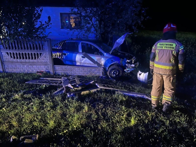 Wypadek w miejscowości Podsadek. Opel, którym jechały cztery osoby, uderzył w ogrodzenie