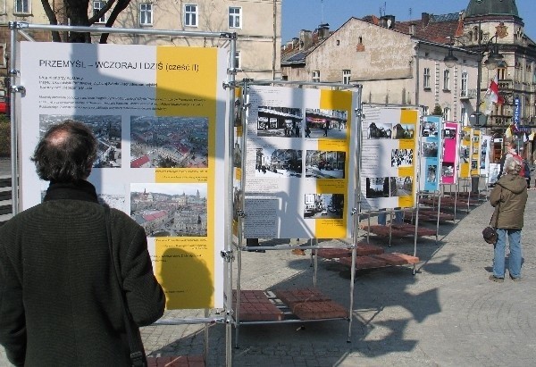 Zdjęcia z porównania charakterystycznych miejsc dawnego i obecnego Przemyśla można oglądać na wystawie w Rynku.