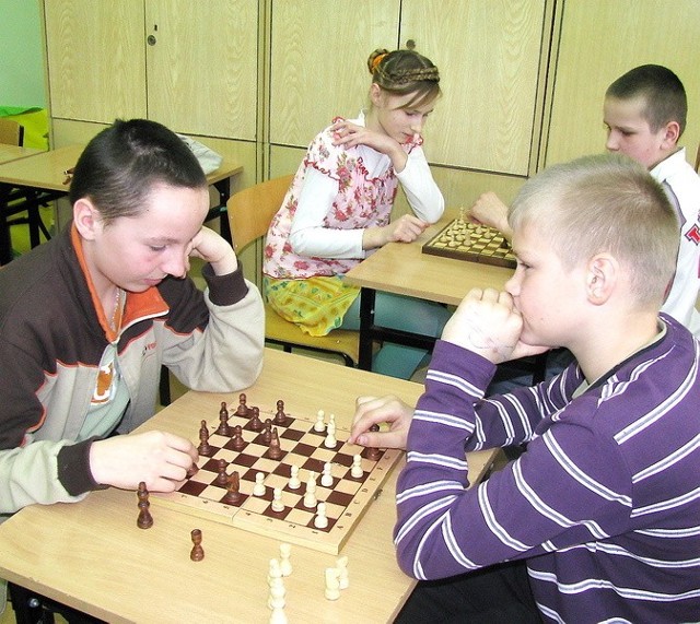 Nad szachownicami: Sebastian Popławski i Jarosław Krzemiński oraz Angelika Kossakowska i Dawid Książkowski.