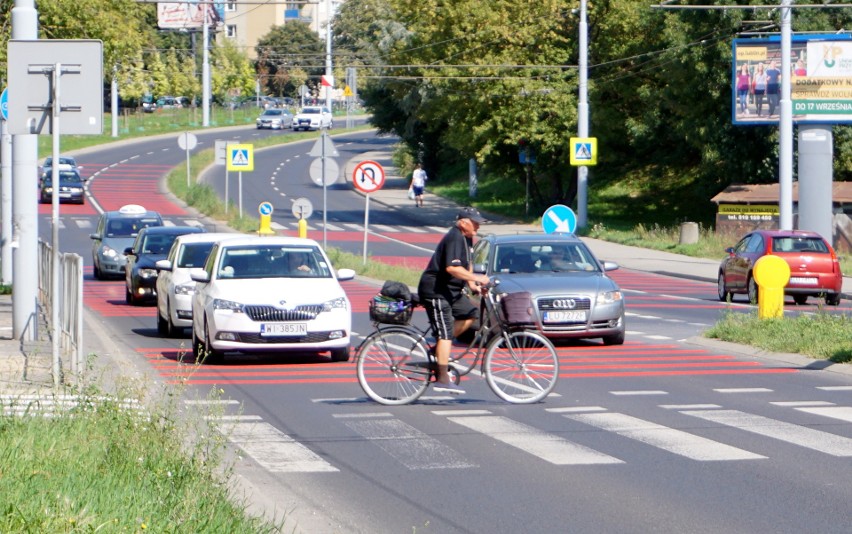 Czerwone pasy na jezdni na ulicy Nadbystrzyckiej. Po to żeby kierowcy zdjęli nogę z gazu 