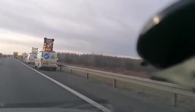 Trwa wyciąganie ciężarówki z rowu na S5. Droga zablokowana [ZDJĘCIA, FILM]