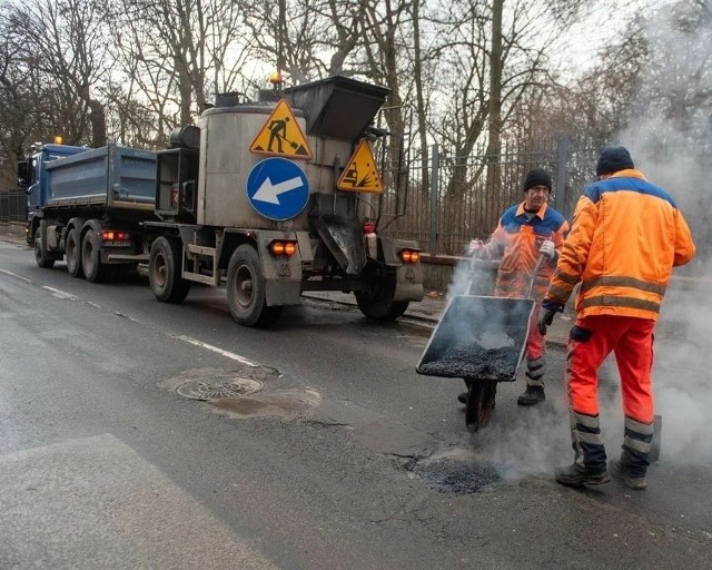 Od 15 stycznia wraca łatanie dziur w nawierzchniach dróg w Łodzi. Magistrat przygotował harmonogram prac na cały tydzień.