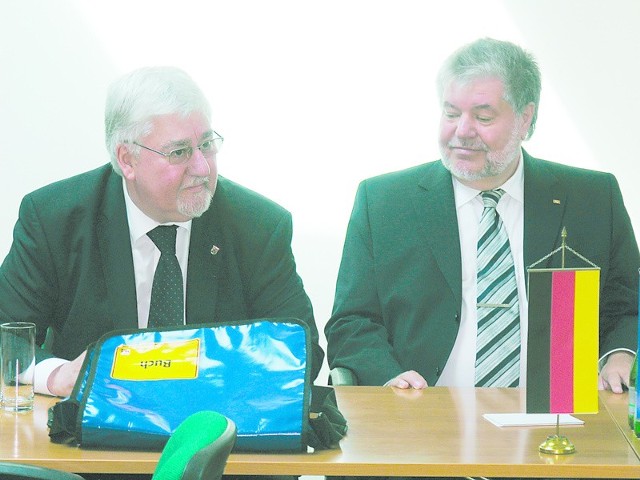 Kurt Beck (z prawej) i Joachim Mertes na spotkaniu z mniejszością.