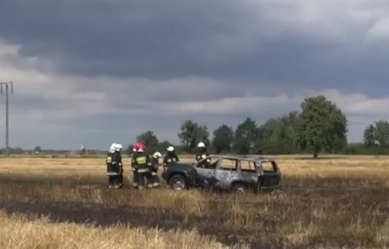 Pożar pod Wrocławiem. Spłonął samochód terenowy i ściernisko. Ludzie bronili zboża i domów (FILM)