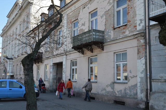 Kamienica stojąca przy ul. Kościuszki 17 wyróżnia się wśród sąsiednich zniszczoną elewacją. Wewnątrz podwórka jest jeszcze gorzej.