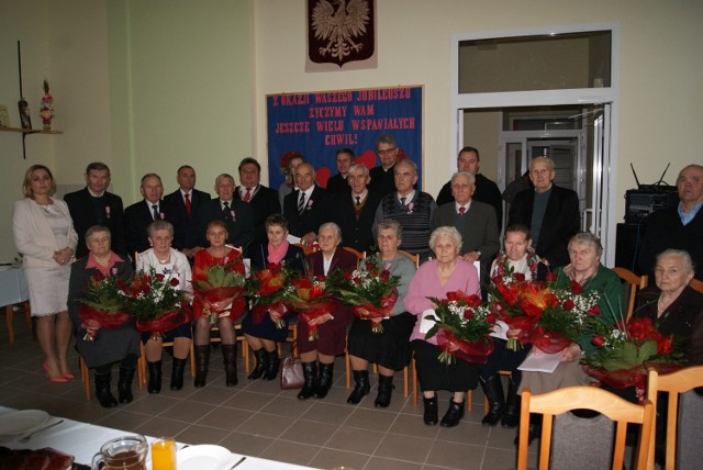 Dostojni jubilaci z gminy Mirów wraz z władzami gminy podczas uroczystości w świetlicy wiejskiej w Bieszkowie Górnym. Czternaście par odebrało medale, kwiaty, dyplomy, dużo życzeń i gratulacji.