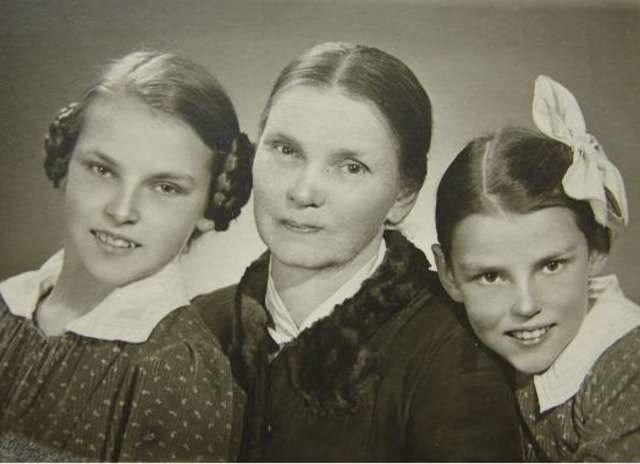 Zdjęcie z przedwojennych wileńskich czasów. Wilhelmina Iwanowska z siostrzenicami Ewą i Kamilą