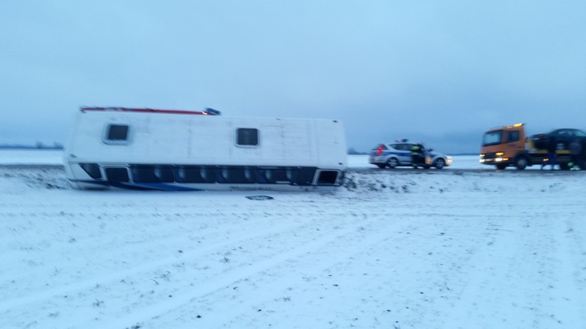 Orkan Fryderyka. Wiatr zdmuchiwał auta z drogi - autobus i osobówka w rowie na drodze pod Strzelcami Opolskimi