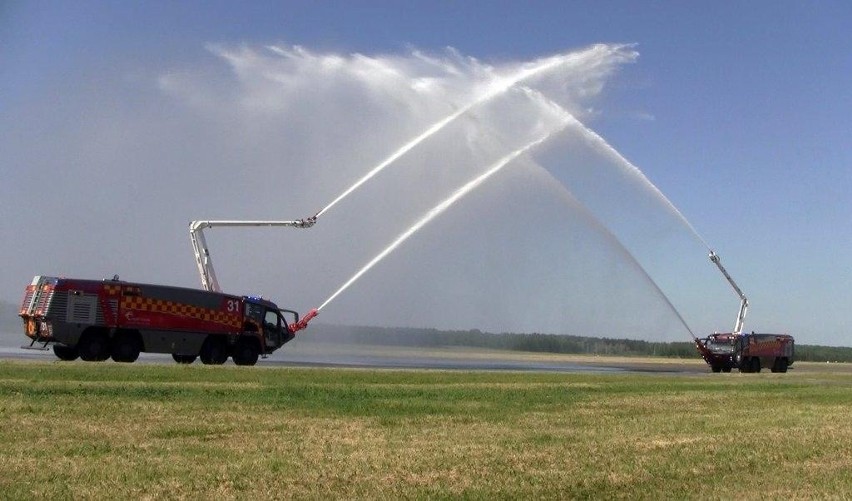Pokaz strażackich wozów bojowych na wrocławskim lotnisku (ZDJĘCIA)
