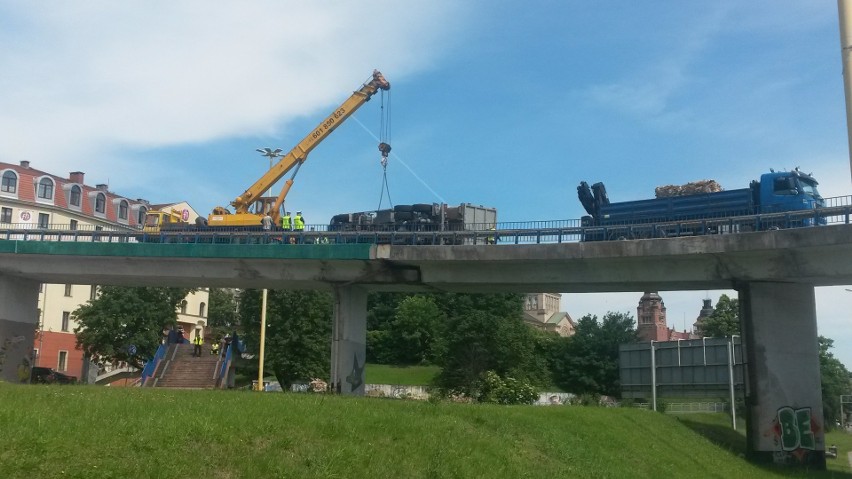 Szczecin: Ciężarówka przewróciła się na Trasie Zamkowej [zdjęcia]