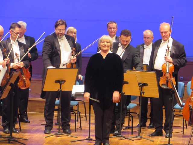 Orkiestra Kameralna Polskiego Radia „Amadeus” została założona w Poznaniu w 1968 roku przez Agnieszkę Duczmal, która jako pierwsza kobieta-dyrygent wystąpiła na scenie mediolańskiej La Scali. Duczmal to dyrygentka pochodząca z rodziny o bogatych tradycjach muzycznych.