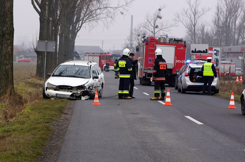Wypadek w Jastrzębnikach: Zderzenie trzech aut, dwie osoby...