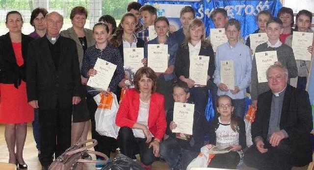 Uczestnicy gminnego konkursu wiedzy o Janie Pawle II z organizatorami i zaproszonymi gośćmi w szkole w Czostkowie.