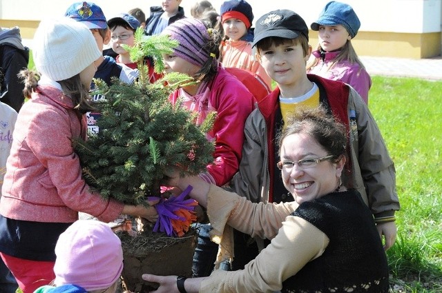 Wioletta Sałek wraz z dziećmi z 1 "a&#8221; za moment posadzi klasowe drzewko.