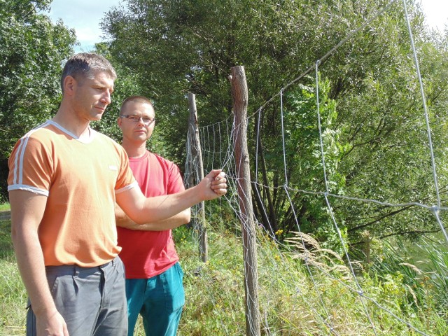 Wojciech Płonka, sołtys osady Stawy Grojeckie (z lewej) nie spodziewał się, że dzierżawca zagrodzi groble. Ma nadzieję, że niebawem siatki znikną. Na zdjęciu z Radosławem Kacorzykiem