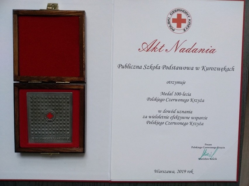 Medal z okazji 100-lecia Polskiego Czerwonego Krzyża dla Szkoły Podstawowej w Kurozwękach. To wyróżnienie za szereg akcji charytatywnych 