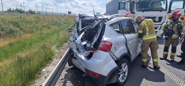 Dwie osoby podróżujące samochodem osobowym trafiły do szpitala