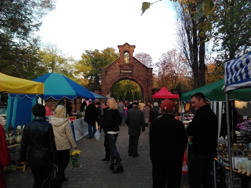 Wrocław: Na cmentarzu przy Bujwida znacznie spokojniej niż na innych nekropoliach (ZDJĘCIA)